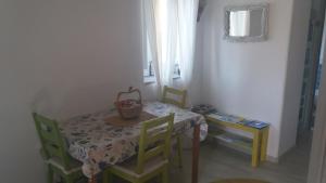une petite salle à manger avec une table et des chaises dans l'établissement Appartamenti del Comandante, à Santa Marina Salina 13 autres photos