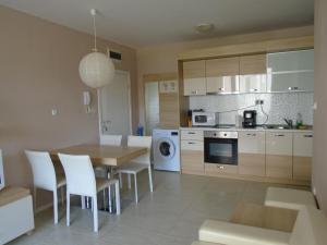 een keuken en eetkamer met een tafel en stoelen bij Nedev's Apartments in Kavatsi Area in Sozopol