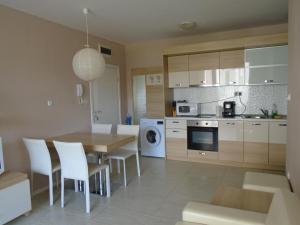 Kuchyň nebo kuchyňský kout v ubytování Nedev's Apartments in Kavatsi Area