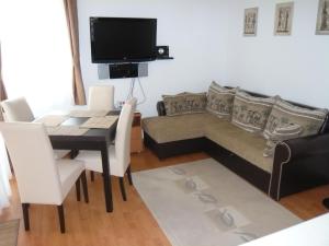 希歐福克的住宿－Galerius Apartment，客厅配有沙发和桌子