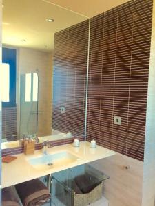 a bathroom with a sink and a large mirror at Apartamento Stradivarius in Málaga