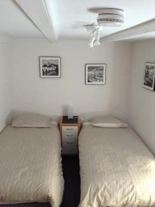 dos camas sentadas una al lado de la otra en un dormitorio en Maria's Suite, en Utrecht