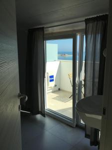 łazienka z drzwiami z widokiem na ocean w obiekcie La casa di Lelè - BIKE CLUB - w mieście Termoli