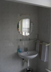 登博斯的住宿－All-In Hotel，一间带水槽和镜子的浴室