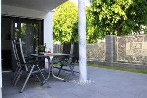einen Tisch und Stühle auf einer Terrasse in der Unterkunft Villa Gutenberg in Binz