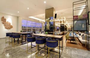 Reštaurácia alebo iné gastronomické zariadenie v ubytovaní Swiss-Belinn Airport Surabaya