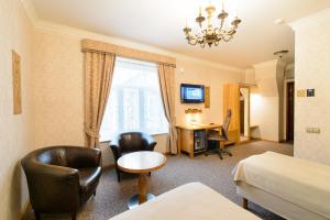 a hotel room with a bed and a desk at Georgi Hotell in Võru