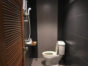 La salle de bains est pourvue d'une douche et de toilettes. dans l'établissement Koh Kwang Seaview, à Klong Muang Beach