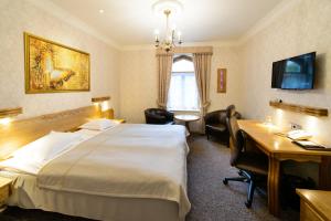 Georgi Hotell في فورو: غرفة في الفندق مع سرير ومكتب