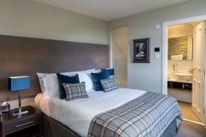 Tempat tidur dalam kamar di The Dowans Hotel of Speyside