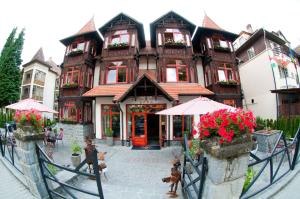 索瓦塔Vila Sara/Adult Only的一座前面有遮阳伞的大楼