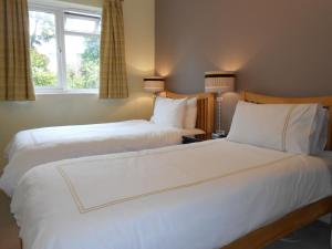 2 Bedroom Apartment in Stratton Court Central Surbiton incl Free Parkingにあるベッド