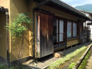 Hakusan Japanese-Style House في Hakusan: مبنى بجانبه باب