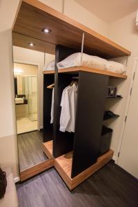 Pokój z szafą z łóżkiem w obiekcie Travel Inn Wise Indaiatuba w mieście Indaiatuba