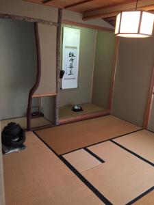 Hakusan Japanese-Style House في Hakusan: غرفة بها طاولة ومرآة