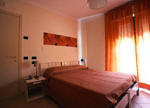 サン・セヴェリーノ・マルケにあるAlbergo Le 2 Roseのベッドルーム(大型ベッド1台、窓付)