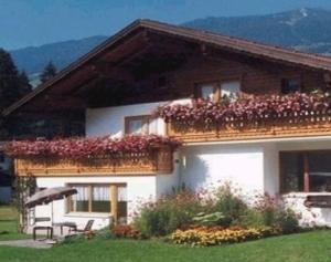 シュルンスにあるHaus Salzgeber Angelikaの花の咲くバルコニー付きの家