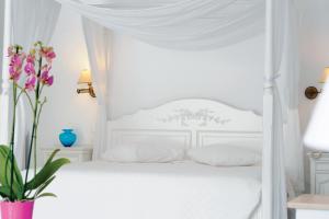 Postel nebo postele na pokoji v ubytování Kamari Hotel