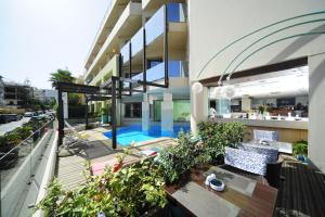 een appartementencomplex met een patio en een zwembad bij Steris Elegant Beach Hotel & Apartments in Rethimnon