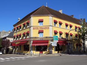 un edificio giallo all'angolo di una strada di Hôtel Terminus - Pizzeria Pizz'a gogo - salle de sport - face à la gare a Lons-le-Saunier