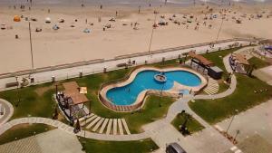 una vista aérea de una piscina junto a la playa en Apto Bahia Horizonte - La Herradura, en Coquimbo