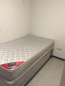 a bed sitting in a corner of a room at Apto Bahia Horizonte - La Herradura in Coquimbo