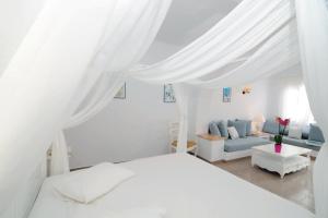 Postel nebo postele na pokoji v ubytování Kamari Hotel