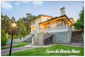 una casa con una escalera que conduce a ella en Casa da Quinta Nova en Valença