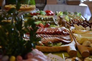 Jedlo v ubytovaní bed & breakfast alebo blízkom okolí