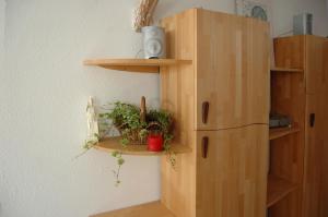 eine Küche mit einem Holzregal und einem Kühlschrank in der Unterkunft Ferienwohnung Langenstadt in Neudrossenfeld