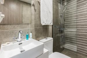 A bathroom at Sisi Breeze Hotel