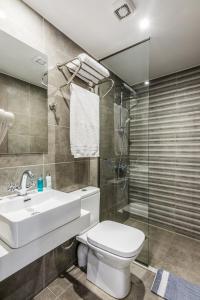 A bathroom at Sisi Breeze Hotel