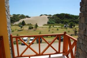 d'un balcon offrant une vue sur une dune de sable. dans l'établissement Complejo Berilde II, à San Clemente del Tuyú