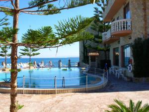 Swimmingpoolen hos eller tæt på Hotel La Playa Blanca