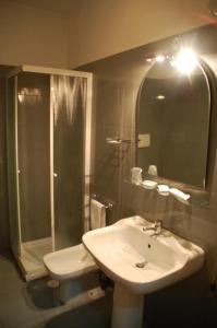 y baño con lavabo, ducha y aseo. en Campus Hotel, en Bari