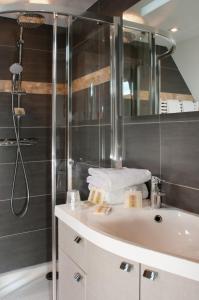 Kylpyhuone majoituspaikassa Hotel Restaurant Au Riesling