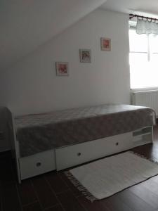 Posteľ alebo postele v izbe v ubytovaní apartmány pod lesem