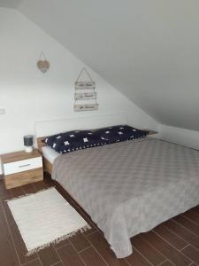 małą sypialnię z łóżkiem i szafką nocną w obiekcie apartmány pod lesem w mieście Bohutín