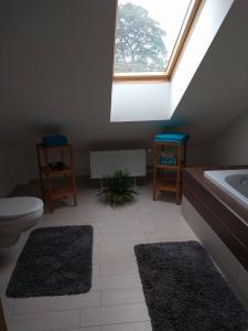 Posteľ alebo postele v izbe v ubytovaní apartmány pod lesem