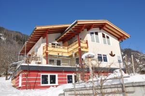 Casa con balcón en la nieve en Apartment Wurnitsch, en Bramberg am Wildkogel