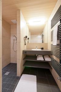 ein Bad mit einem Waschbecken und einer Dusche in der Unterkunft Abitare in Obergurgl
