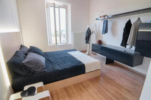 een slaapkamer met een groot zwart bed en een raam bij CentoSETTIMO Cielo in Siena