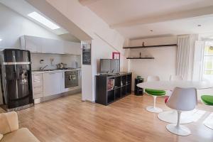een keuken met een tafel en stoelen in een kamer bij CentoSETTIMO Cielo in Siena