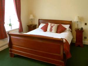 A bed or beds in a room at Park Head Hotel & Restaurant