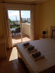 ein Schlafzimmer mit einem Bett mit zwei Handtüchern darauf in der Unterkunft Mirador de Vera VERARENTAL-COM in Vera