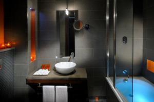 Koupelna v ubytování Hues Boutique Hotel