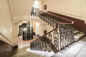 une image d'un escalier dans un bâtiment dans l'établissement B&B Università, à Naples