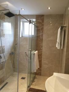 Vrnjačka BanjaにあるApartment Alohaのシャワー、浴槽、洗面台を備えたバスルーム