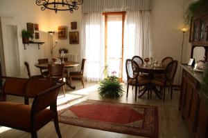 a living room with a table and chairs and a dining room at B&B Alle Querce in San Giovanni Rotondo