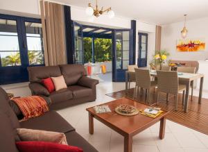 卡列羅港的住宿－VistAgua，客厅配有沙发和桌子